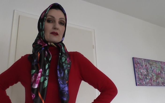 Lady Victoria Valente: Quý cô Victoria Valente khoe chiếc mũ satin thanh lịch...