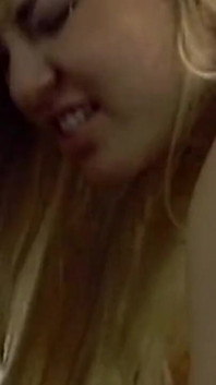 Milf blondă călărește pasional pe o pulă groasă