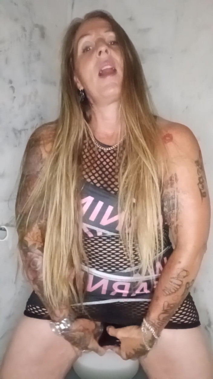 Kitty James: चेतावनी-काला डिल्डो धारा निकलना