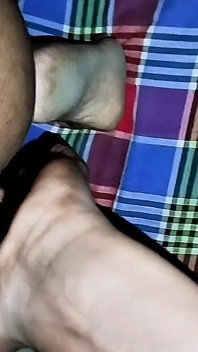 India hermanastra primera vez follada en su apretado coño por su propio hermanastro casero de sexo indio en el día