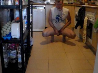 Sex hub male: John se pișă pe podeaua bucătăriei