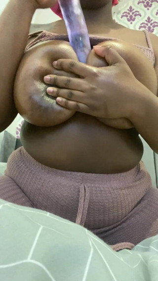 Miss Boobs: 私の大きなおっぱいが大好きです