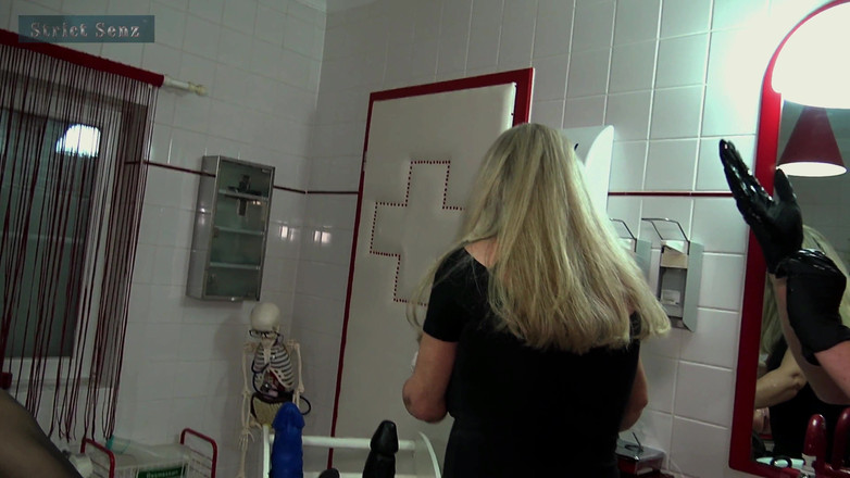 Strict Senz: Gyn 의자 1부에서 노예에게 피스팅하는 더블 독일 펨돔