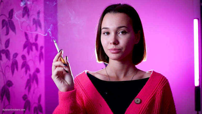 Russian Smokers: Awek Rusia cantik yang cantik mengusik rokok di luar