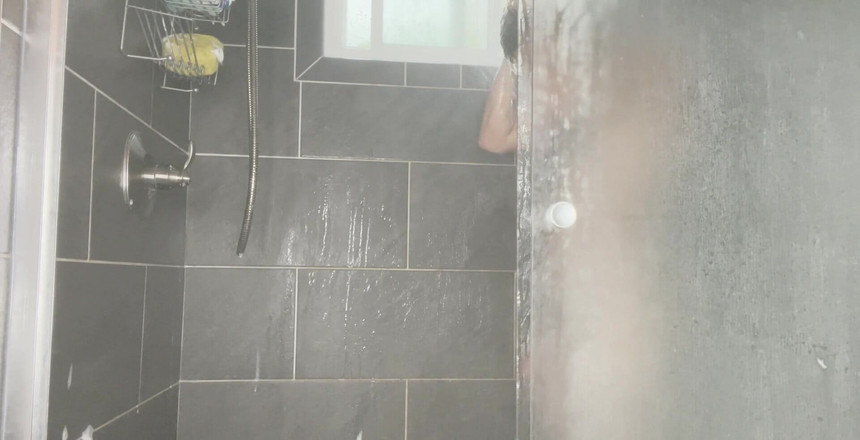 Christian Styles: Pocieraj dub pod prysznicem