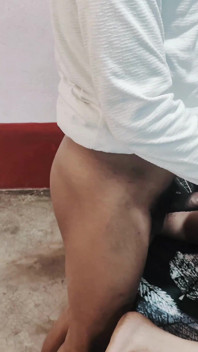 義理の妹の尻が後背位で横たわっている間、ベッドで犯されました