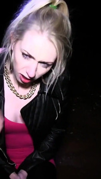 Une cassos blonde sexy a très envie de plusieurs bites alors nous l’avons filmée en train de sucer des inconnus comme une vraie salope