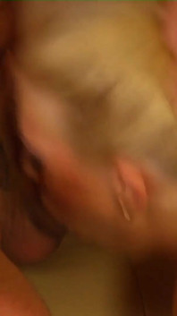 Isabella a Slut com dois peitões e cabelo claro leva em ambos os buracos e é fodida no cu