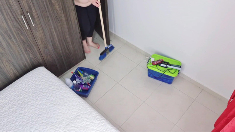 Alice H: Čištění zadku v pokoji