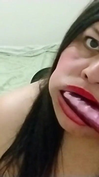 Bridivine apne bare dildo ko choosne ka junooni hai