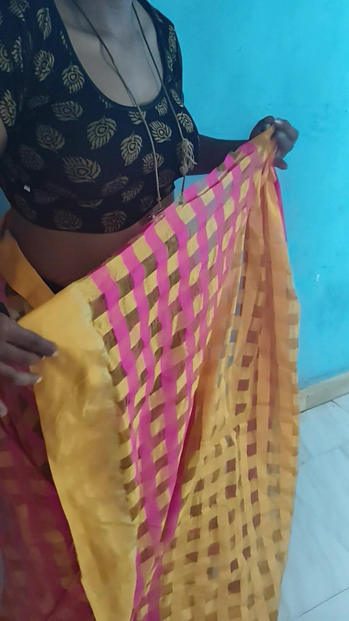 Tamil lesbian: Indiancă desi îmbrăcată cu cur mare și țâțe