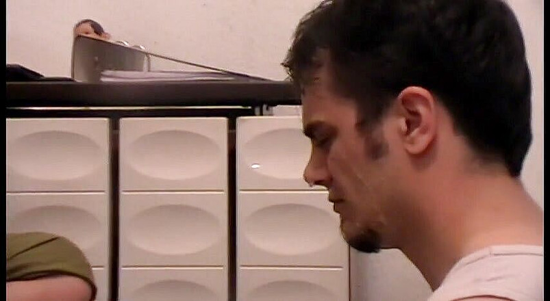 Femdom Austria: Sclava Richie servește ca scuipat