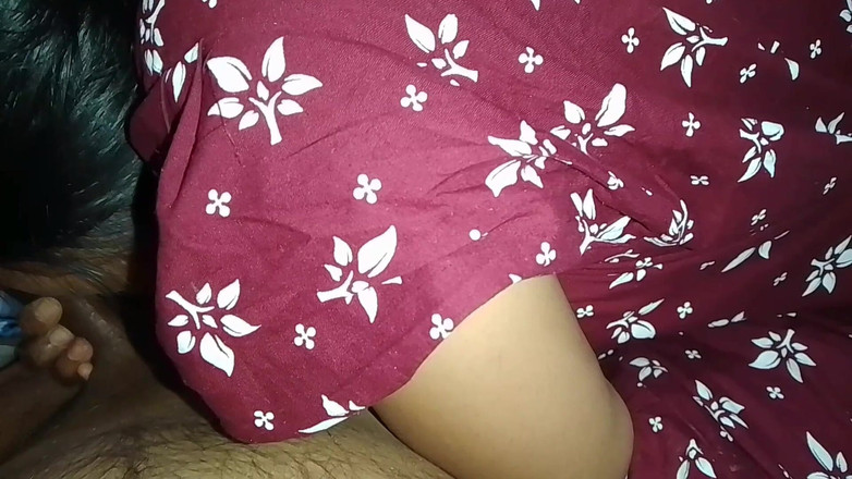 Skydreem1104: 女大学生把她朋友的鸡巴塞进嘴里，把他的奶子塞进她嘴里