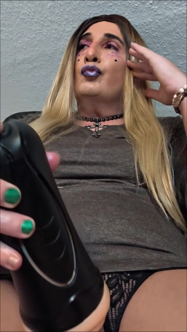 Divy Dallas: Mature Blonde Tranny Uses Pockets Vagina