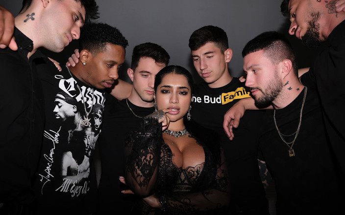 Mr Roca: Lần thâm nhập ba lần đầu tiên của Yasmina Khan vào...