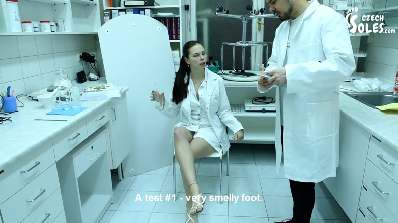 Czech Soles - foot fetish content: Cercetare cu ser anti-miros de laborator pentru picioarele ei cu...