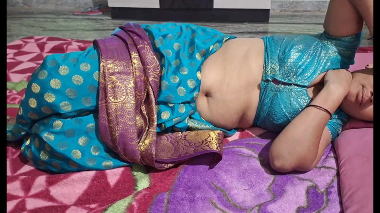 Sexy sindu: Bhabhi panas India bersendirian di rumah lapar untuk seks