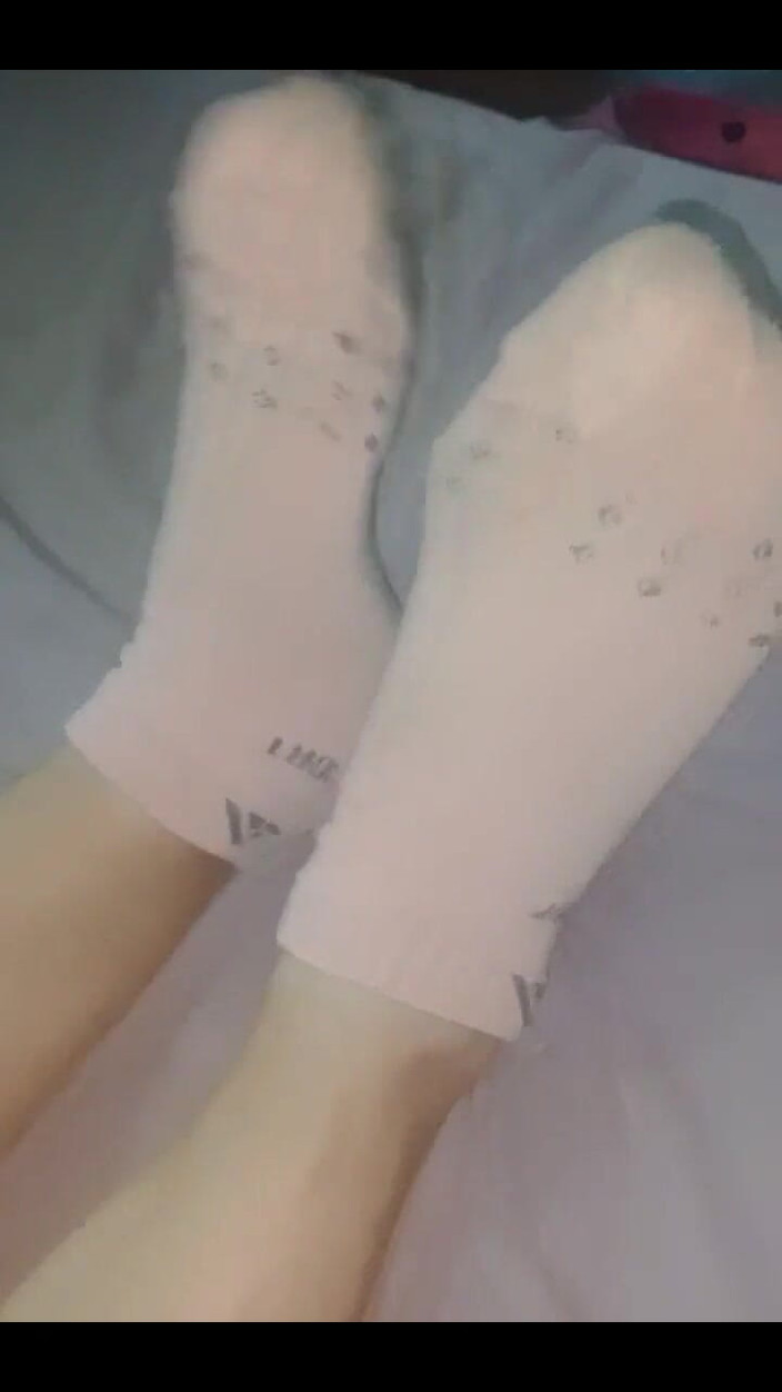 Fitcure1: Medi zeigt ihre füße in kurzen socken und ihren schwanz