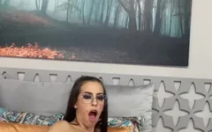 Gata com bunda redonda brincando com sua buceta