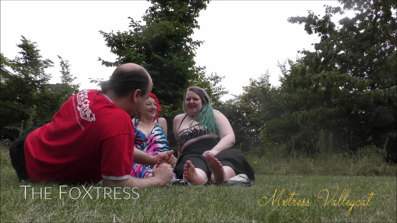 Mxtress Valleycat: Serving both our feet in the park