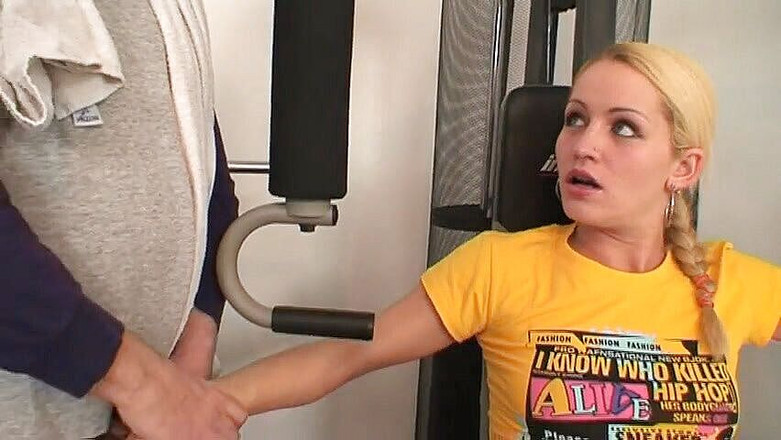 Old PIGS XXX: Cowok tua ngentot gadis remaja di gym