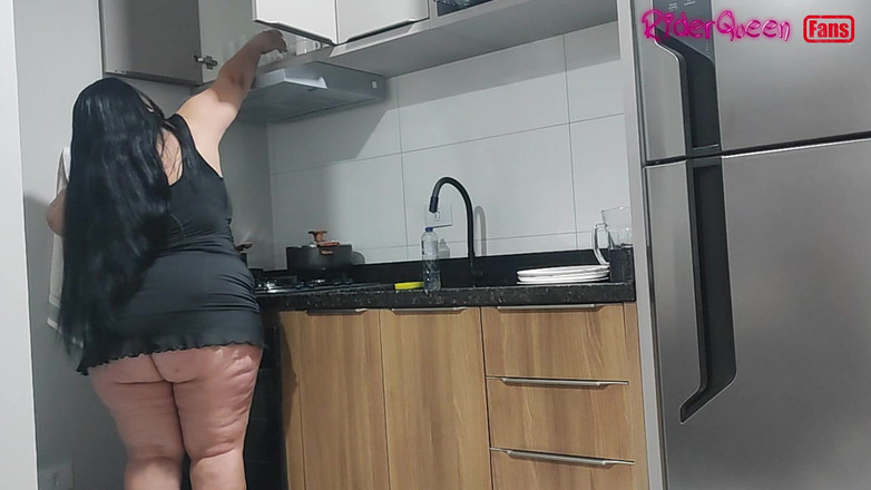 Riderqueen: Cestování macecha, sólo fanoušci ve zpomaleném záběru, v kuchyni