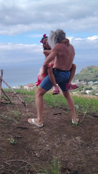 Gigante freak pau desfrutando pequena beleza na praia e montanha