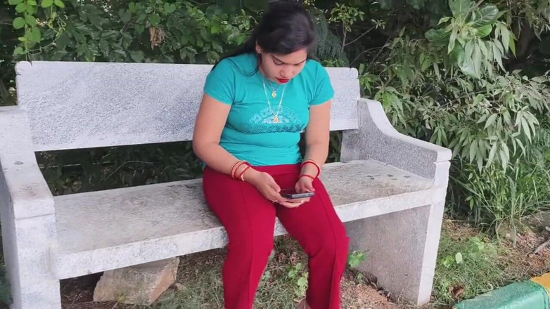 Sona bhabhi: Soția desi Odia se bucură cu iubitul ei în parc