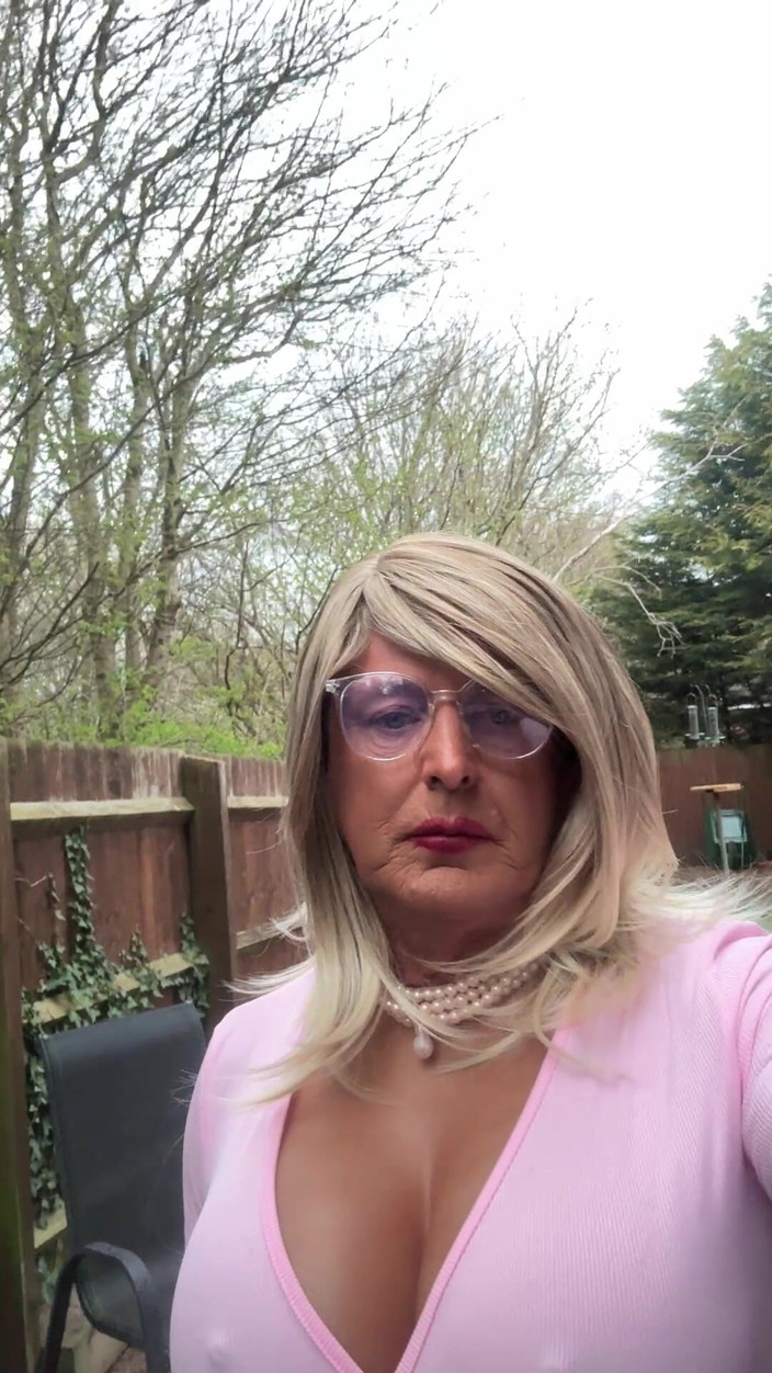 Kellycd2022: 穿着粉色连衣裙和白色渔网连裤袜的性感 Crossdresser Kellycd2022
