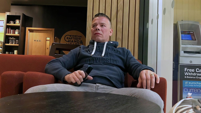 NakedFoxx: Odważyłem się szarpać w zajętej kawiarni - intensywne publiczne spust