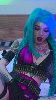 La bombasse sexy Jinx de la Ligue des légendes s’amuse avec un gros gode