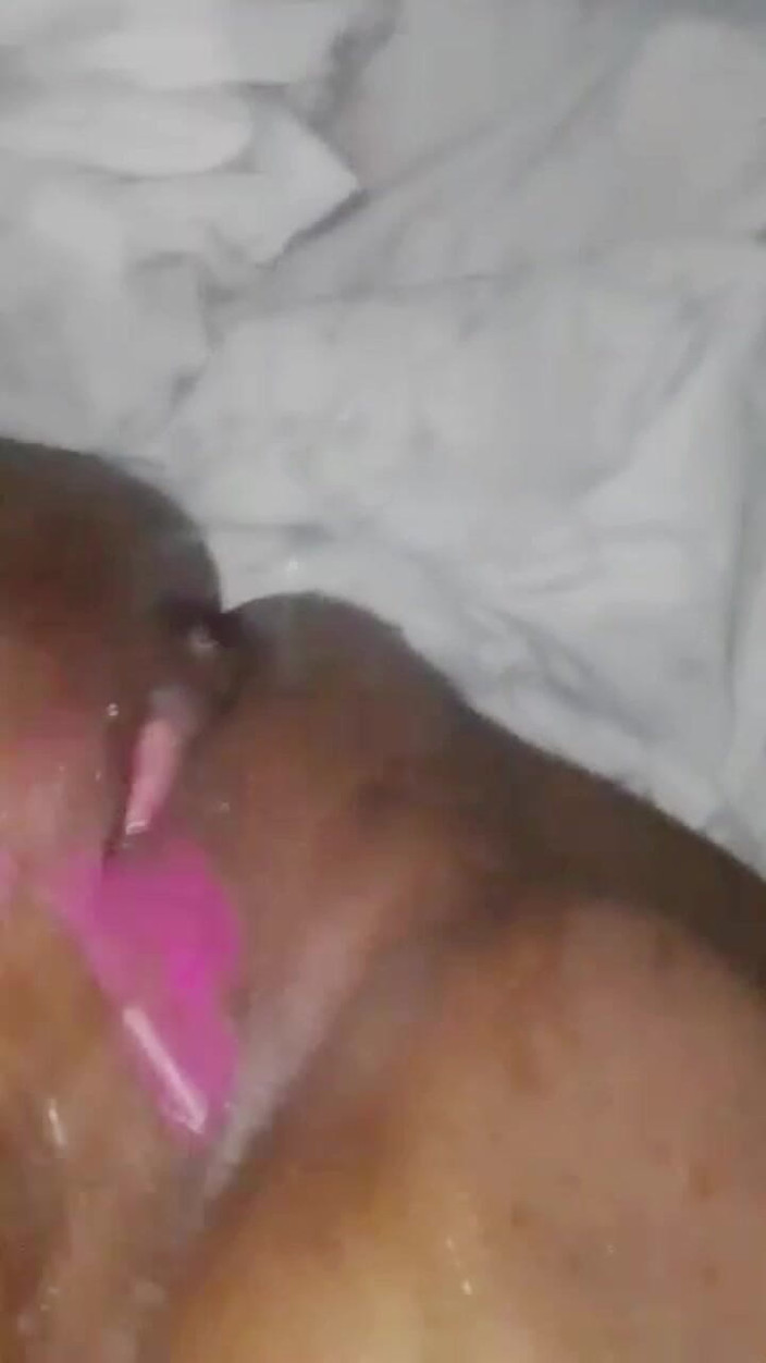 Me and my new slut: Cewek sange ini lagi asik masturbasi memeknya sampai muncrat