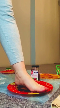 Cibo gioca con i piedi