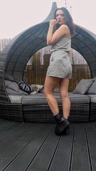 Faye Taylor çatı katında kamera arkası videosu