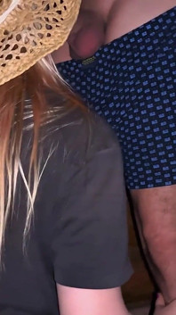 O tânără lăptăreasă însărcinată suge pula unui oraș și are parte de spermă în pizda ei