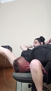Sıkılmış ve görmezden gelinmiş, oyun oynarken onu sikmeme aldırmıyor