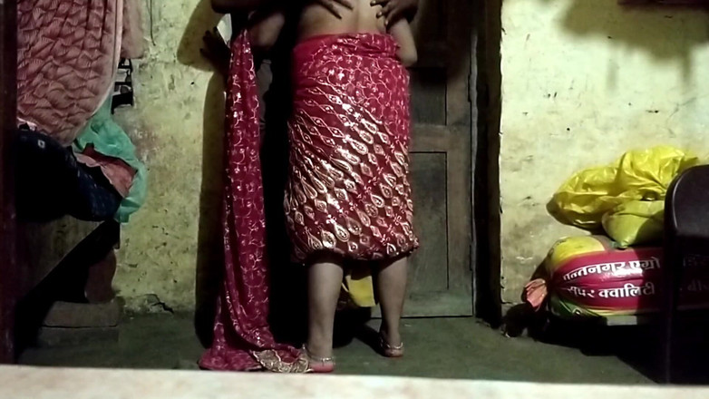 Desi_bhabhi121: Young Indian Couple Kissing