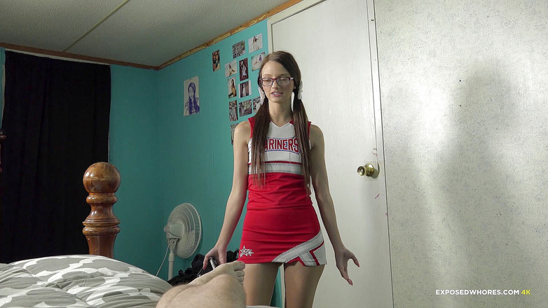 Exposed Whores Media: Farrah Valentine - roztleskávačka dává svému nevlastnímu bratrovi honění, aby ji...