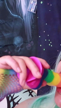 Chica rave juega con su juguete favorito
