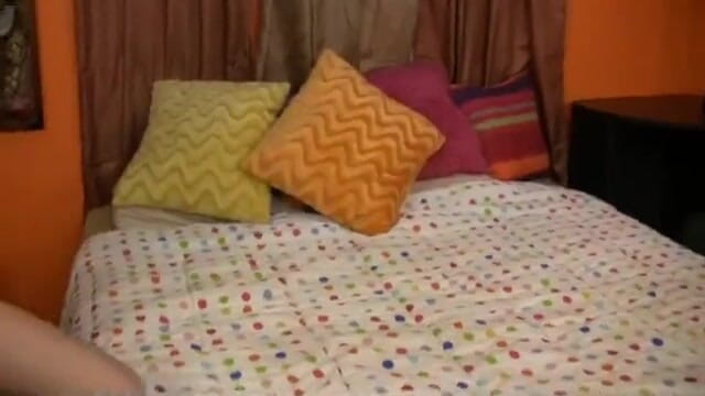Hard raw sex: O pulă mică norocoasă fute o gagică brunetă