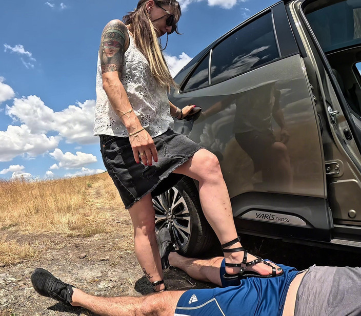 Mistressyammyboots: あなたの居場所は下です