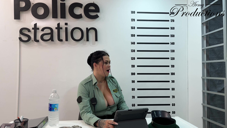 Army Productions: Polis MILF yang bengkung memotong kesepakatan dengan batang besar asing...