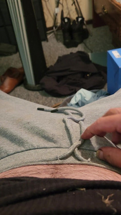 Nick Stallion: Onu dövüyor