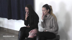 Sadurnus: Olga ve Natasa sigara içiyor