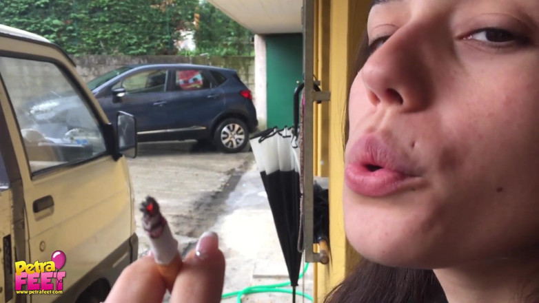 Smokin Fetish: Outdoors smoking from the stunning brunette
