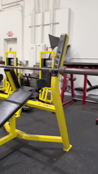 Pareja en forma folla en el gimnasio