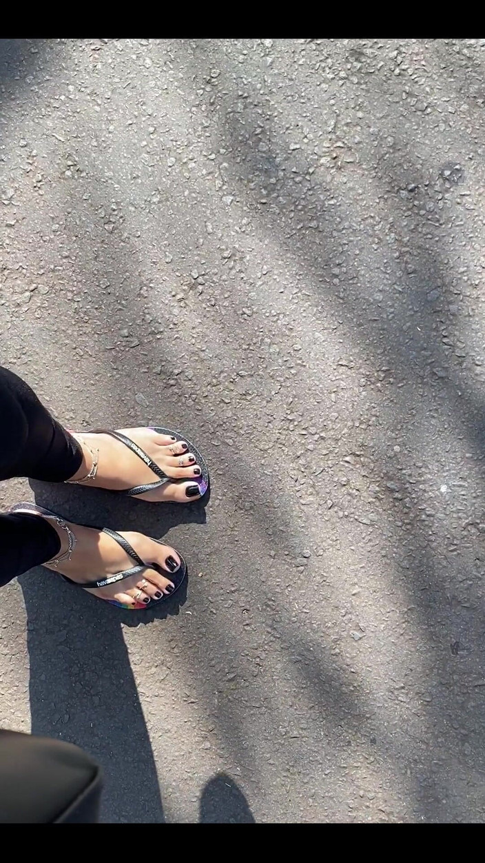 KiffaFeet: इस परफेक्ट काले पेडीक्योर के साथ घर पहुंचना