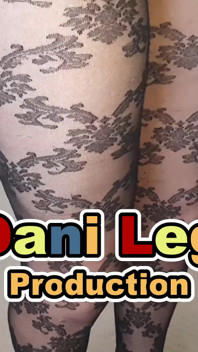 Dani mostrando piernas sexy en pantimedias estatuadas