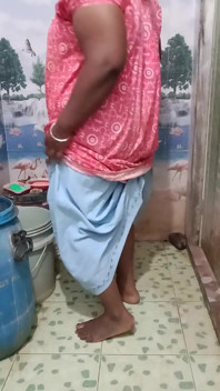 Mătușă tamil țâțoasă la baie pizdă fierbinte cu degetul, pizdă foarte drăguță, țâțe mari cu fundul frumos baby futai dur în pizdă fierbinte