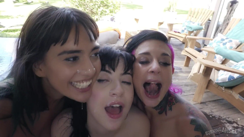 Burning Angel: Šukání mladých děvky Janice a Charlotte na dovolené - Orgie